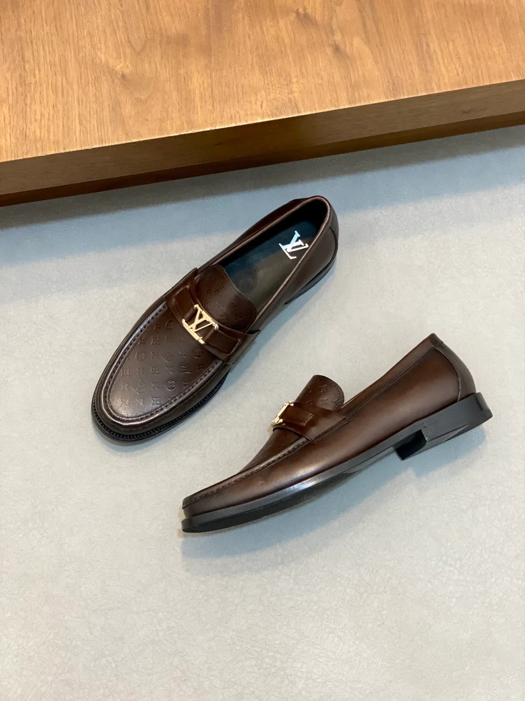 💰920 LV GLOVE slip-on loafers, top quality products produced in Guangzhou, ready for sale! These LV Glove loafers are made of selected soft crystal sheep leather. The leather surface has a slightly wrinkled texture and a very high-end texture. Each pair is unique. The leather surface is light and soft, with a delicate texture and good luster. It is a classic loafer style, with exquisite handmade mark stitching on the toe, and a square toe configuration to highlight the classic style. The horizontal band has hot-printed LV three-dimensional letters, semi-solid handcrafts and a genuine leather outsole, and a rubber patch on the heel to create wear-resistant performance and comfort. One of the must-have loafers for men! Comes with full original packaging! Code number: 39-40-41-42-43-44 (45 customized) standard leather shoe code